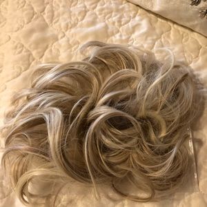 NWOT Curly bun -blonde
